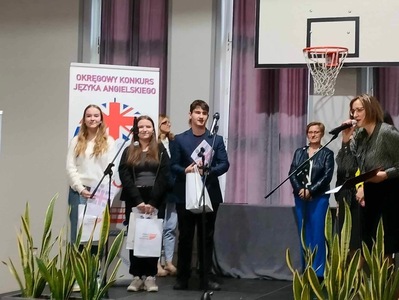 Zwycięska trójka uczniów z dyplomami 