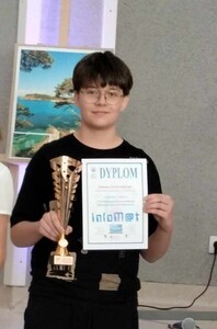 Adam Jeziorski z dyplomem i pucharem