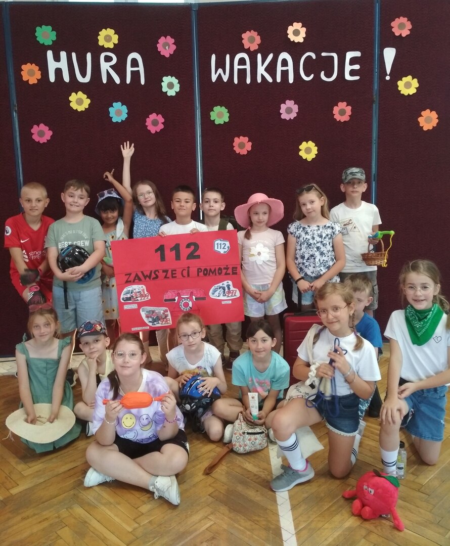 Uczniowie klasy 2b cieszą się z nadchodzących wakacji.