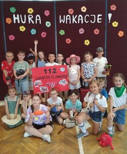Uczniowie klasy 2b cieszą się z nadchodzących wakacji.