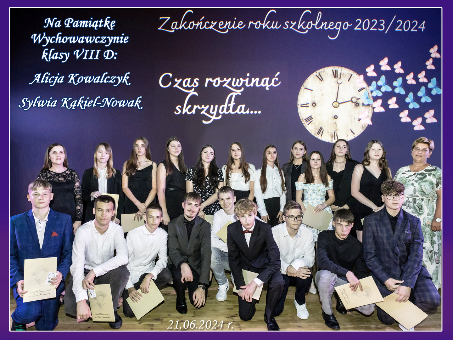 Uczniowie klasy VIIId wraz z wychowawczyniami pozujący do zdjęcia.