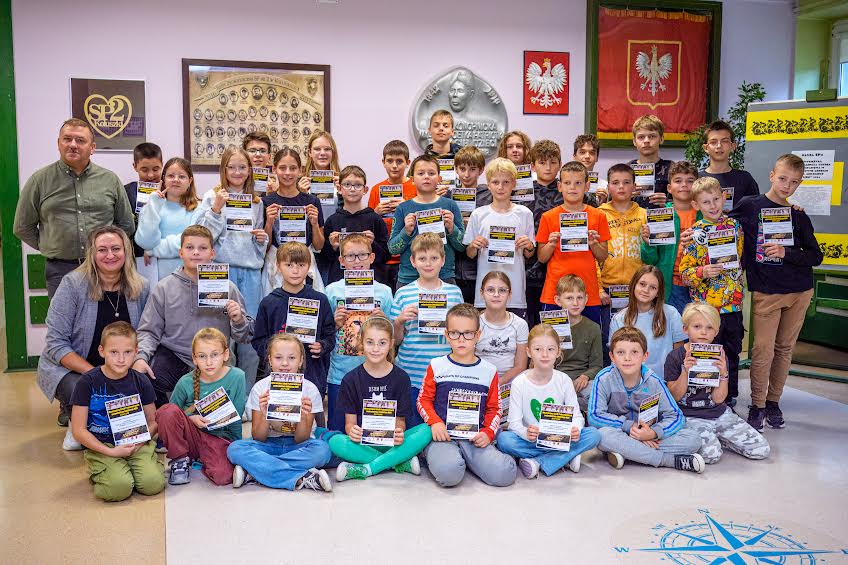 Zdjęcie grupowe laureatów w holu szkoły