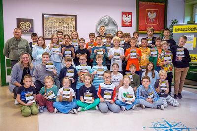 Zdjęcie grupowe laureatów w holu szkoły