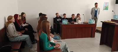 Uczniowie klasy 8c podczas spotkania z mediatorem w sali sądowej