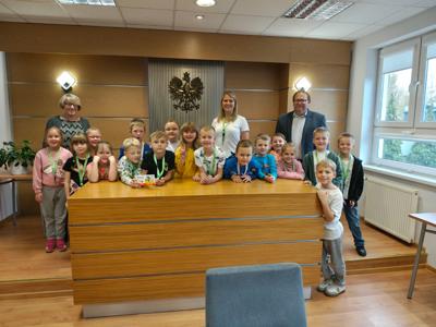 Zdjęcie grupowe dzieci z wychowawczynią i władzami gminy