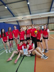 Uczennice SP2 w czerwonych koszulkach, pozujące w hali sportowej