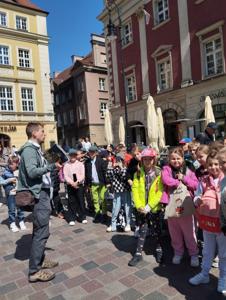 Uczniowie słuchają przewodnika
