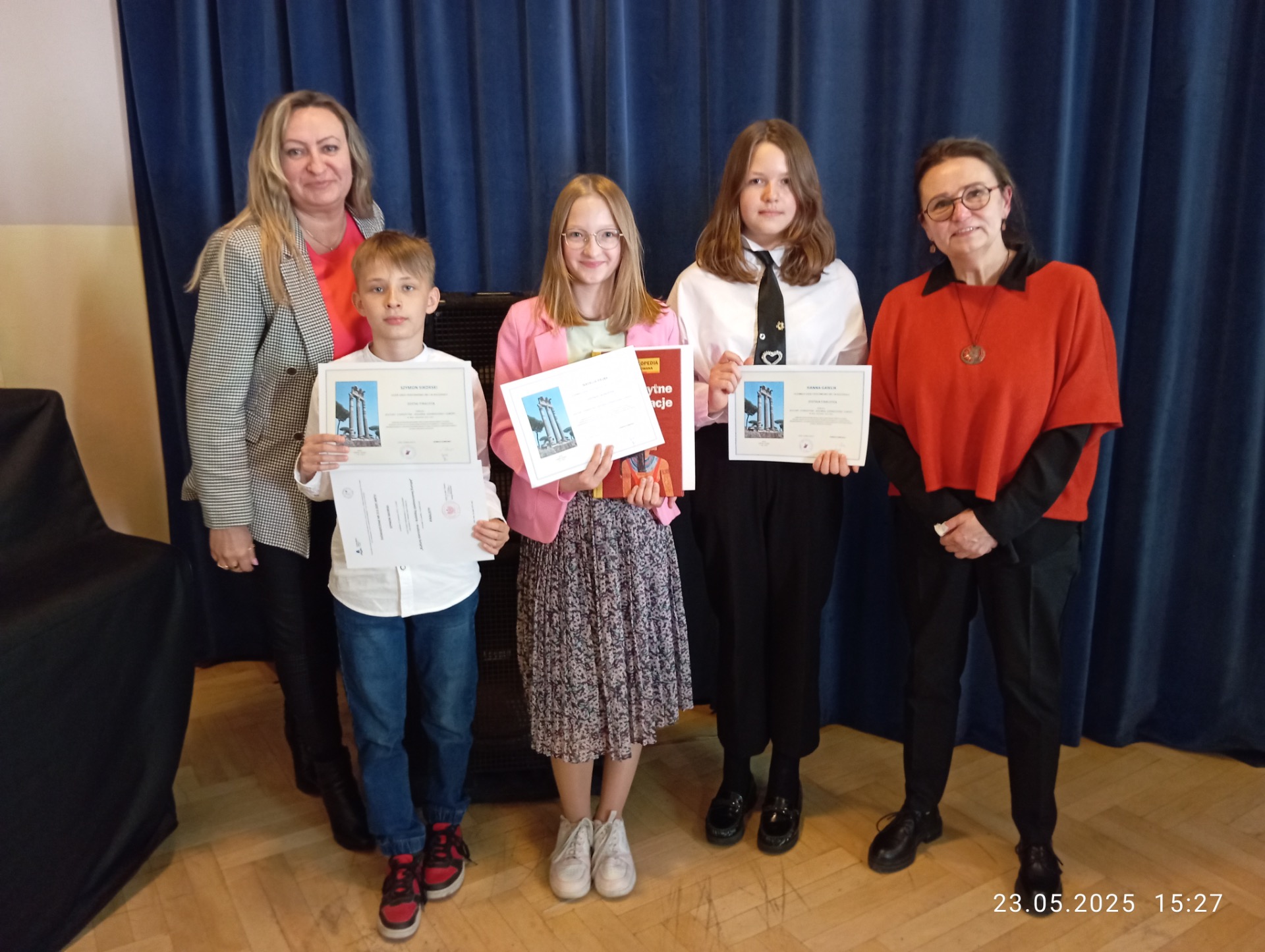 Zdjęcie grupowe laureatów z nauczycielka i przedstawicielką organizatora.
