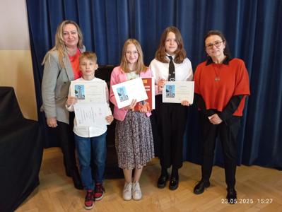 Zdjęcie grupowe laureatów z nauczycielka i przedstawicielką organizatora.