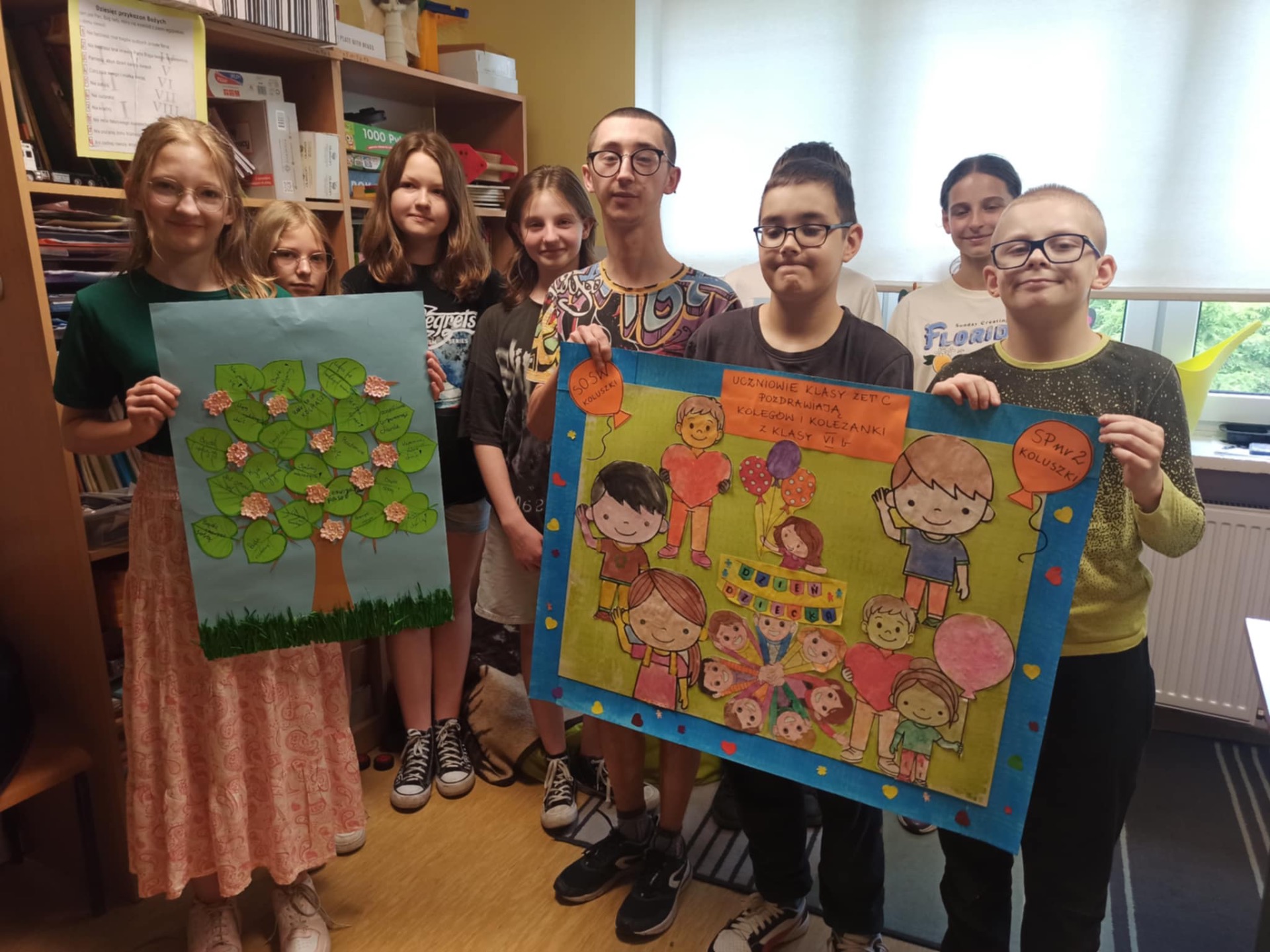 Zdjęcie grupowe uczniów trzymających plakaty
