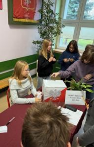 Komisja pilnuje przebiegu głosowania w wyborach Samorządu Uczniowskiego