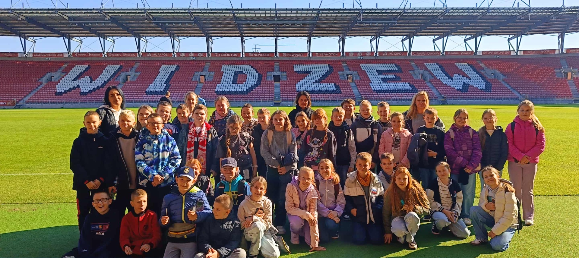 Zdjęcie grupowe uczniów na stadionie