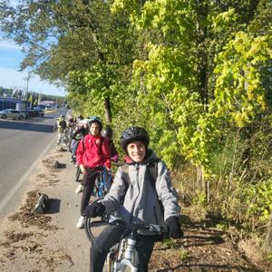 Uczniowie jada na rowerach