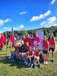 Uczniowie SP nr 2 stoją z dyplomami i medalami otrzymanymi w Indywidualnych Powiatowych Biegach Przełajowych.