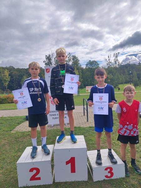 Uczniowie na podium