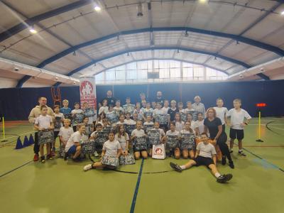 Na zdjęciu stoją uczestnicy turnieju sportowego Skills Challenge