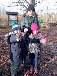 Para uczniów dobrana w parę nasiona i owoc pomidora