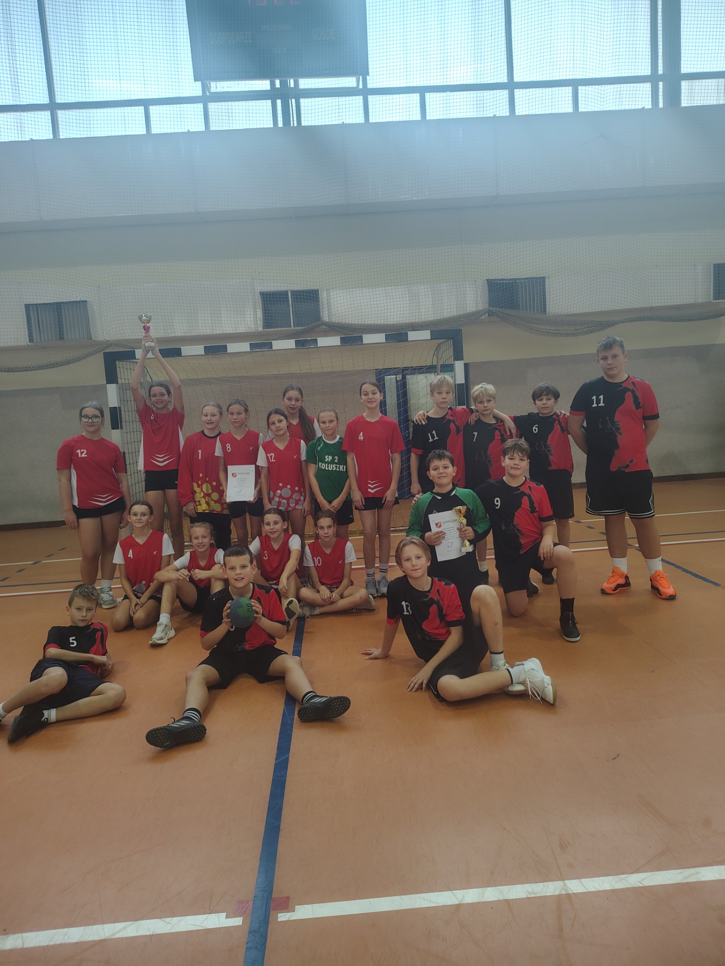 Na zdjęciu uczniowie z odebranym pucharem za zajęcie I miejsca w Gminie w rozgrywkach piłki ręcznej.