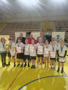 reprezentacja szkoły w hali sportowej z organizatorami turnieju