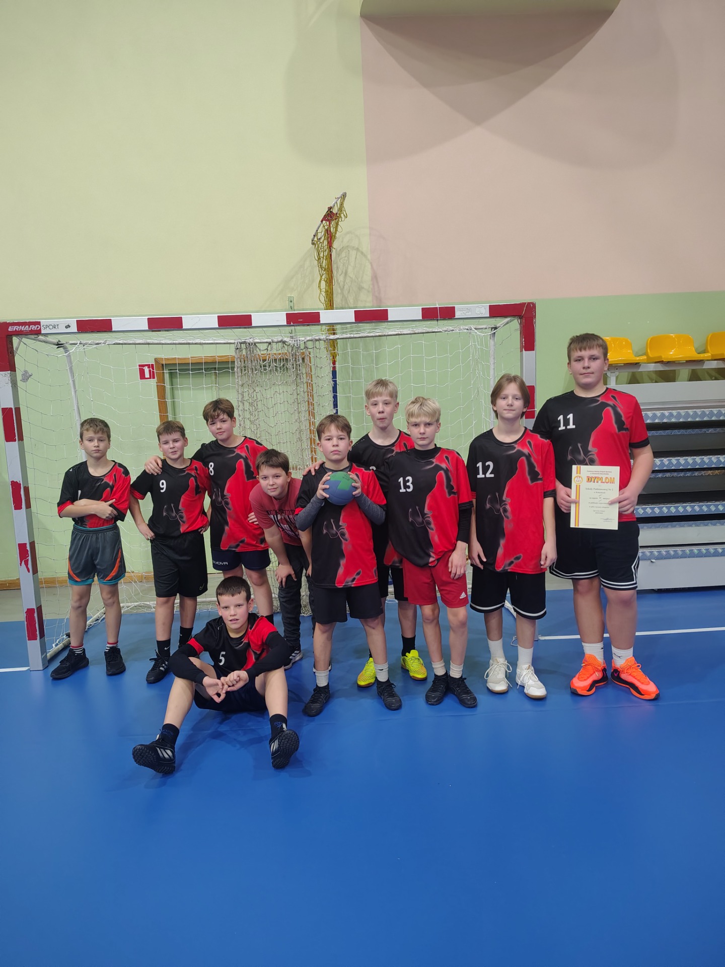 Na zdjęciu stoją chłopcy z dyplomem za zajecie II miejsca w piłce ręcznej dzieci
