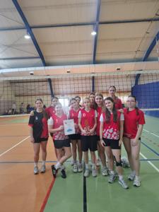 Na zdjeciu stoją dziewczyny z dyplomem za zającie III miejsca w piłce siatkowej IMS.