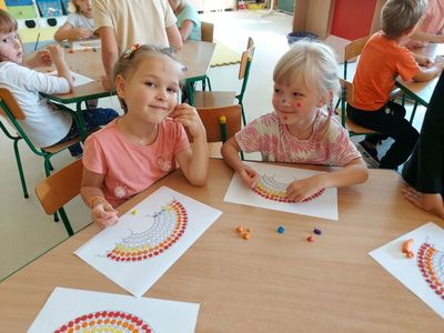 Dwie dziewczynki kropkują tęczę