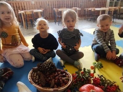 Dzieci oglądają dary jesieni