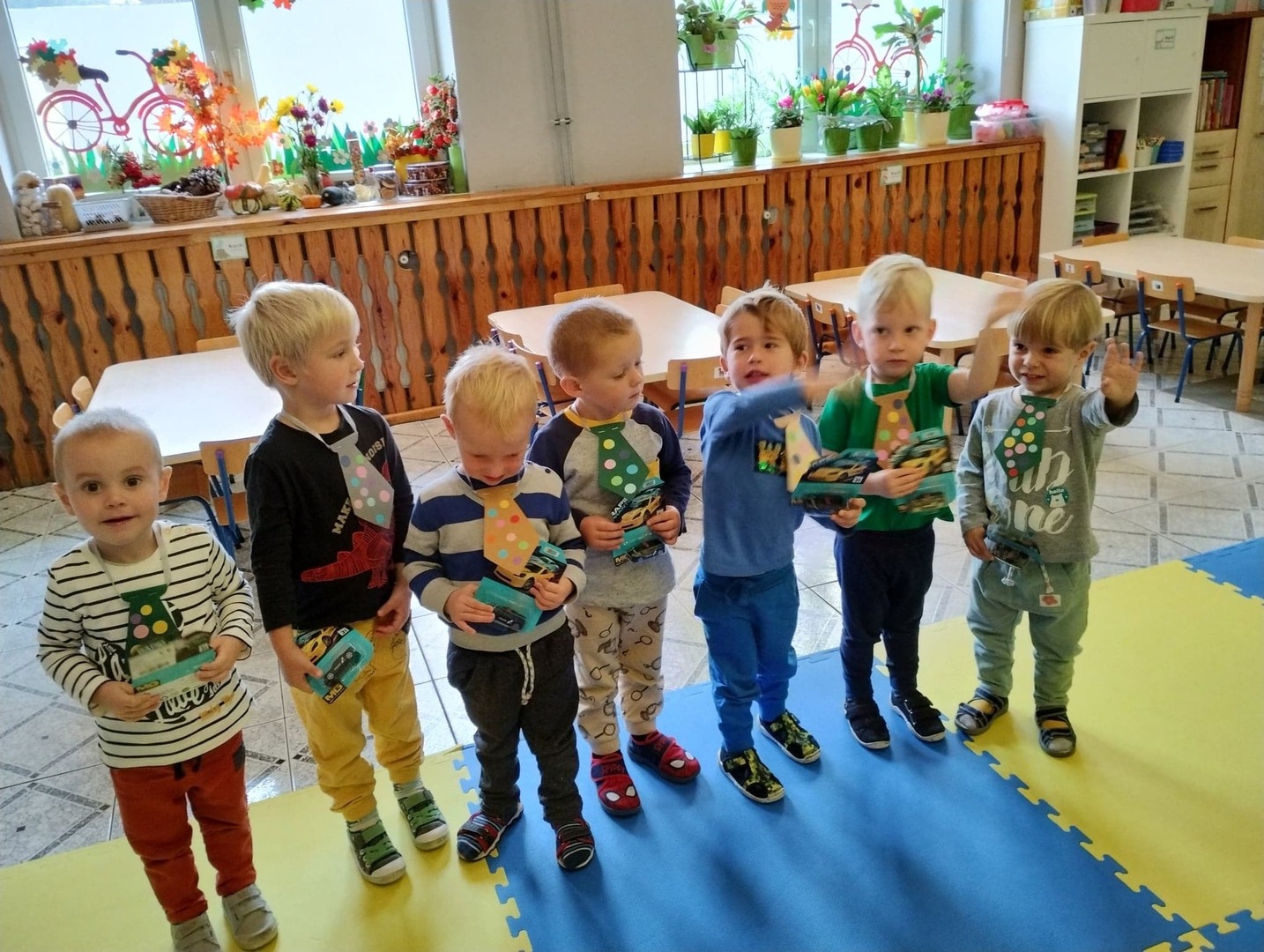Chłopcy z najmłodszej grupy pozują do zdjęcia
