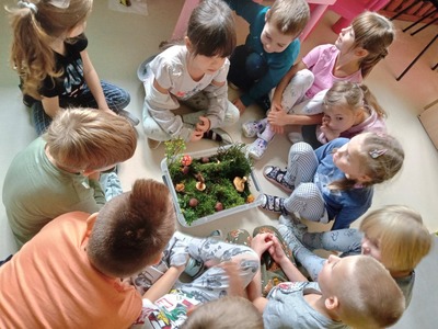 Dzieci poznają las w "pudełku"