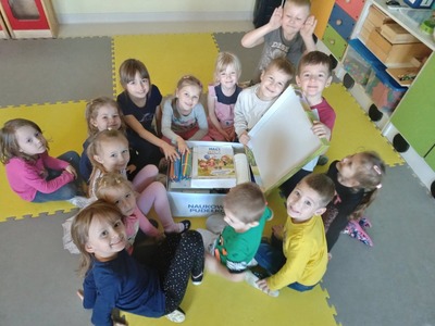 Dzieci z grupy Tygryski otwierają Pudełko Naukowe