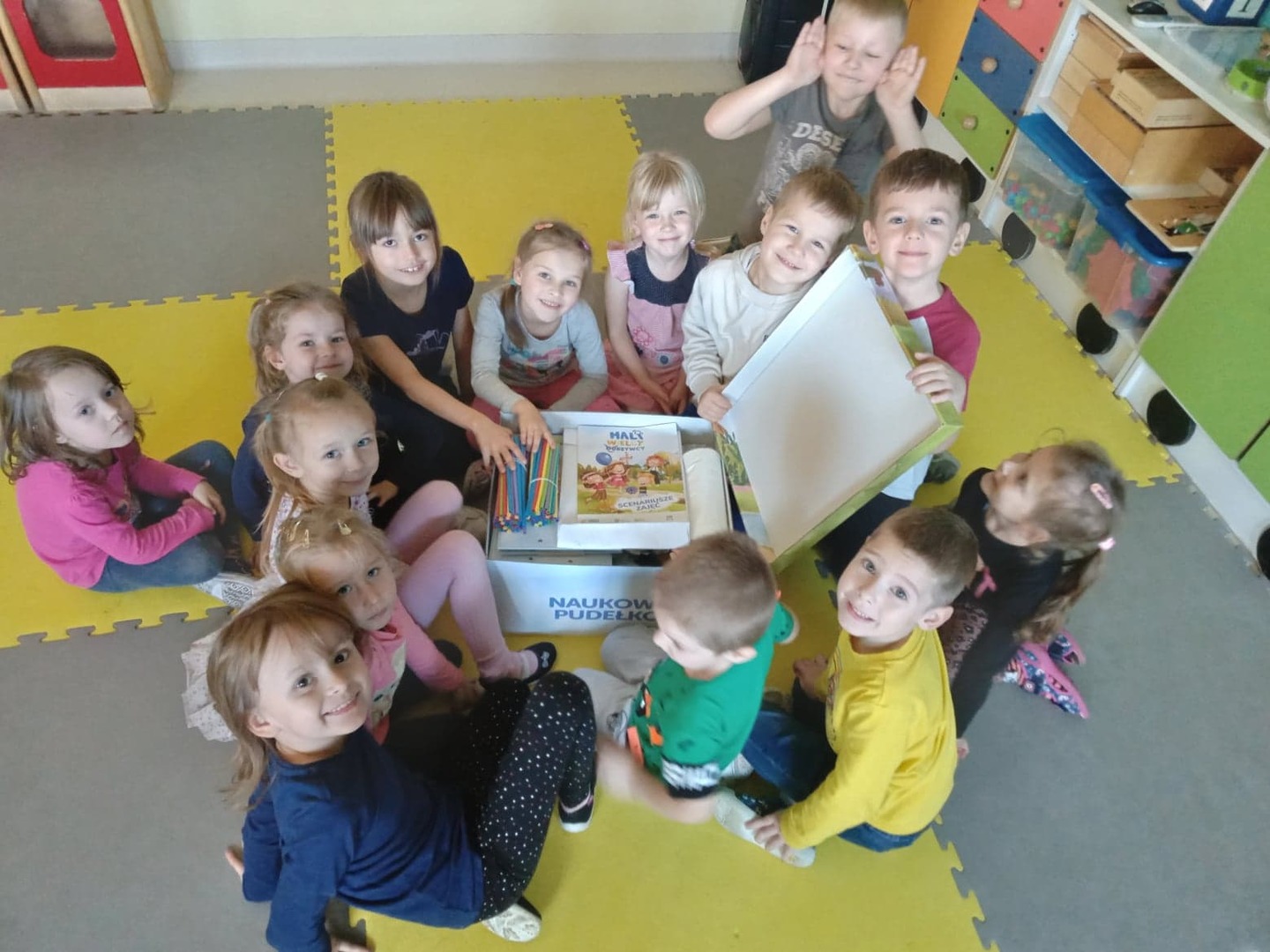 Dzieci z grupy Tygryski otwierają Pudełko Naukowe