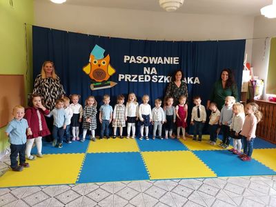 Grupa "Sówki" pozuje do zdjęcia grupowego z Panią Dyrektor i  wychowawczyniami 