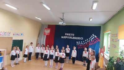 Cztery dziewczynki śpiewają uroczyście piosenkę
