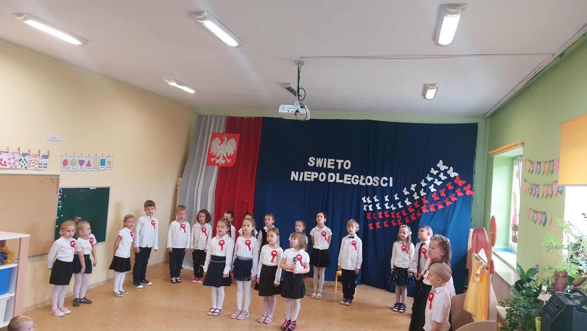 Cztery dziewczynki śpiewają uroczyście piosenkę