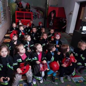 Dzieci z grupy Kubusie w sali edukacyjnej