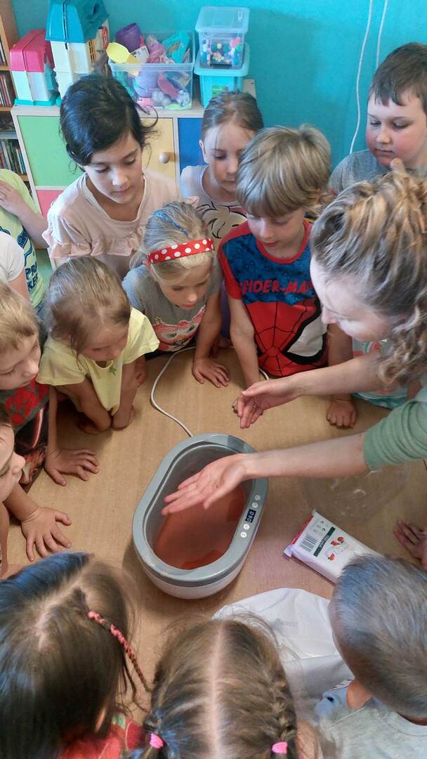Pokaz narzędzi potrzebnych kosmetyczce do pracy