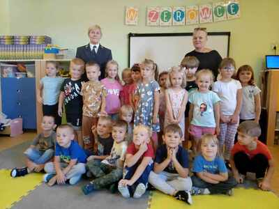 Dzieci po zajęciach edukacyjnych z pracownikiem PKP