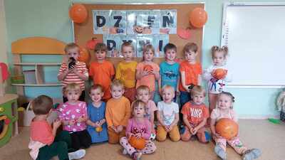 Dzieci pozują do zdjęcia grupowego