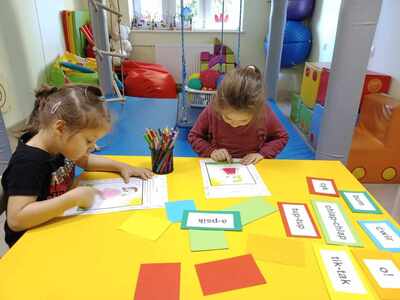 Dziewczynki kolorują według wylosowanej kartki