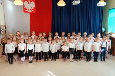 Przedszkolaki podczas śpiewania hymnu państwowego