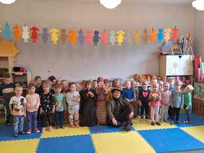 Przedszkolaki pozują do zdjęcia z podróżnikiem