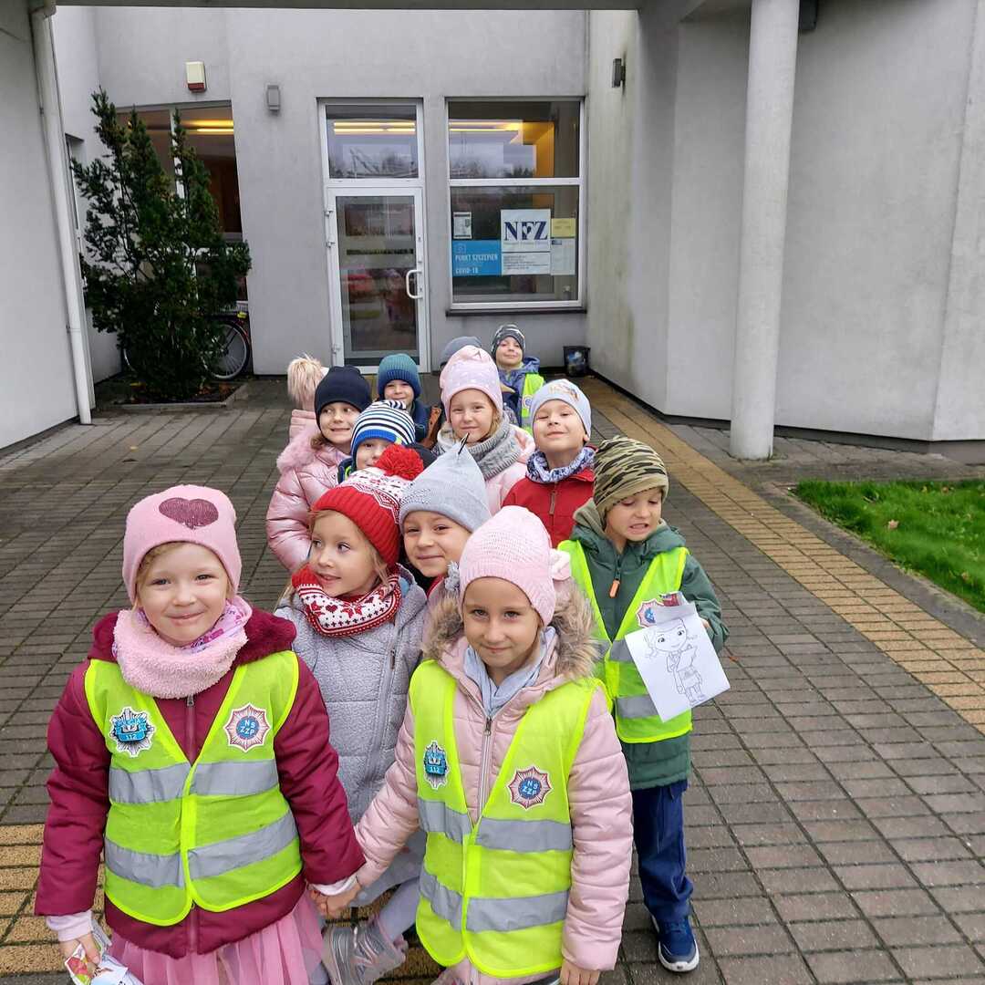 Dzieci przed Przychodnią Eskulap