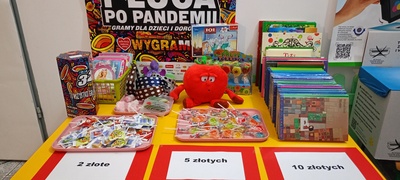 Stolik z książkami, płytami i słodkościami.