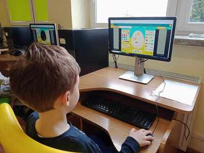 Chłopiec gra w grę edukacyjną