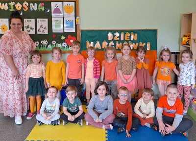 Zdjęcie grupy "Sówki" w pomarańczowym kolorze