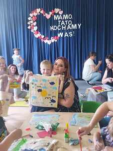 Dzieci wykonują z mamami wspólną pracę