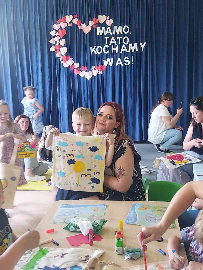 Dzieci wykonują z mamami wspólną pracę