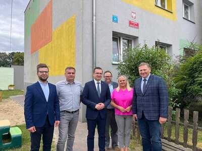 Pan Burmistrz, pani Dyrektor przedszkola, Wicewojewoda łódzki przed przedszkolem