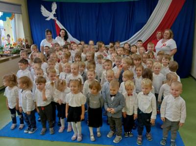 Wszystkie przedszkolaki śpiewają hymn -Mazurka Dąbrowskiego