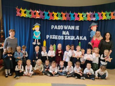 Dzieci wspólnie pozują do zdjęcia z wychowawczyniami i panią Dyrektor